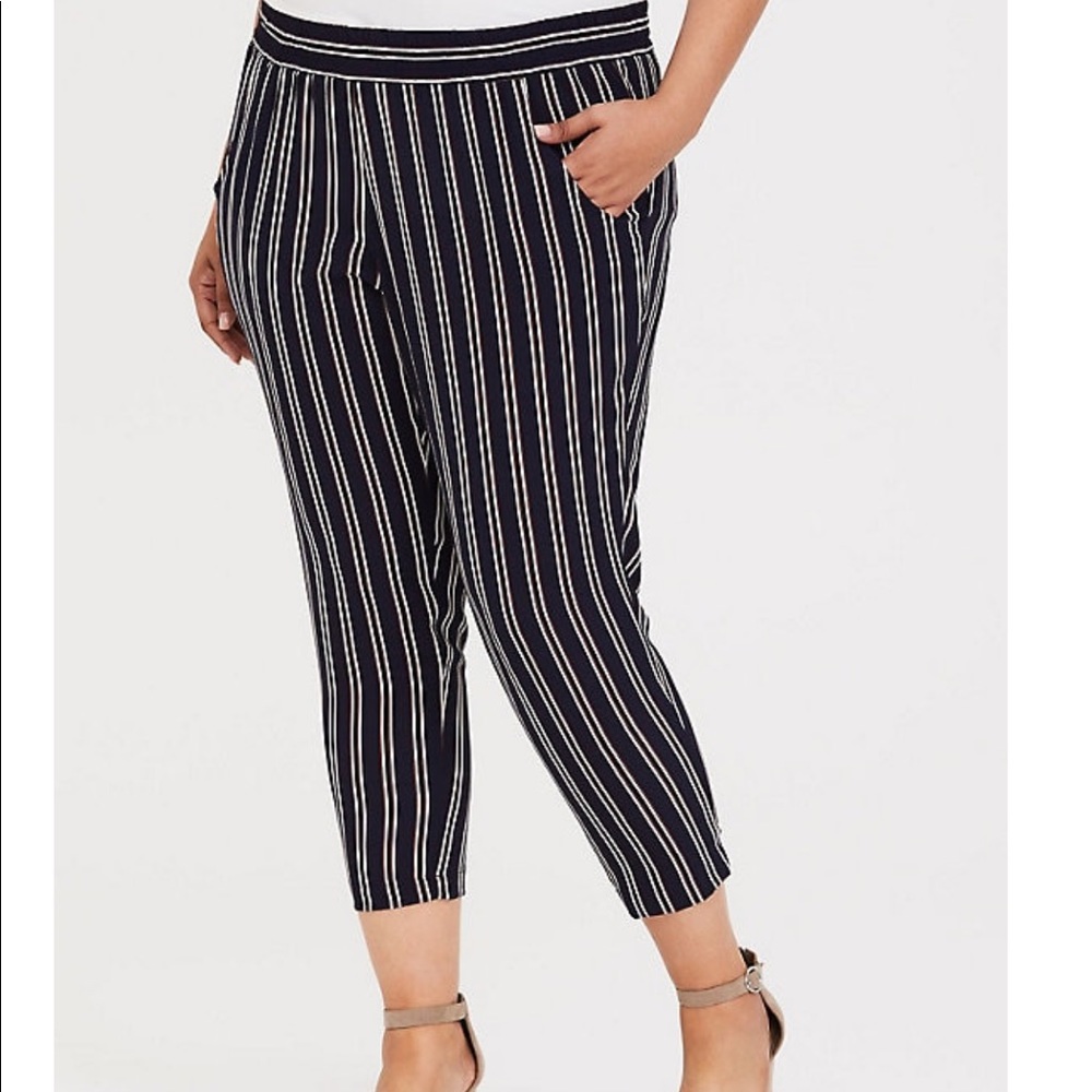 NAVY STRIPED CROPPED CREPE PANT